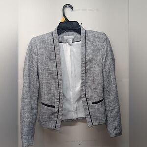 H&M Gray Tailored Blazer with Modern Minimalist Design